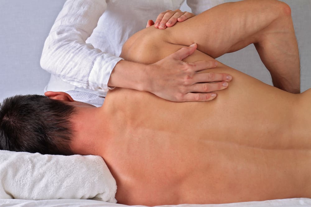 मैन्युअल थेरिपी (Manual therapy) क्या है? जानें दर्द दूर करने में कैसे करती है मदद