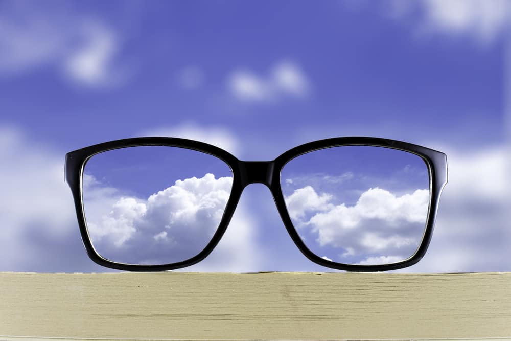 ट्रांजीशन लेंस क्या है? जानिए इनके फायदे और ये कैसे काम करते हैं