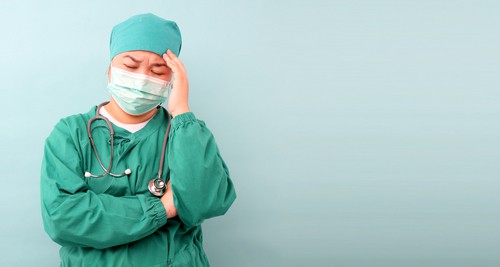 कोविड-19: दिन रात इलाज में लगे एक तिहाई मेडिकल स्टाफ को हुई इंसोम्निया की बीमारी