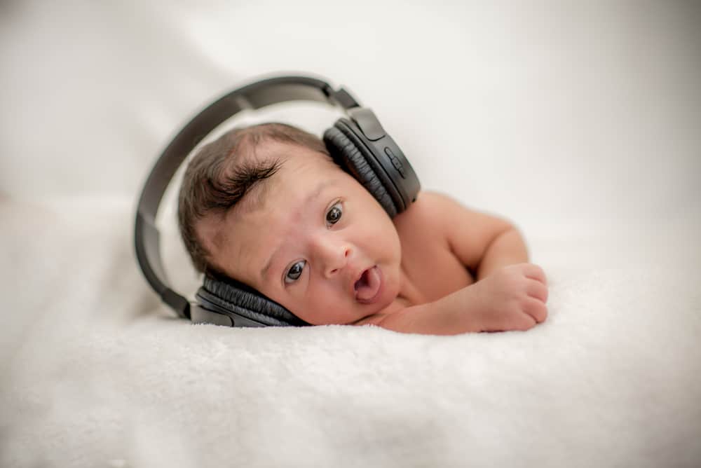 बच्चे को सुनाई देना कब शुरू होता है?