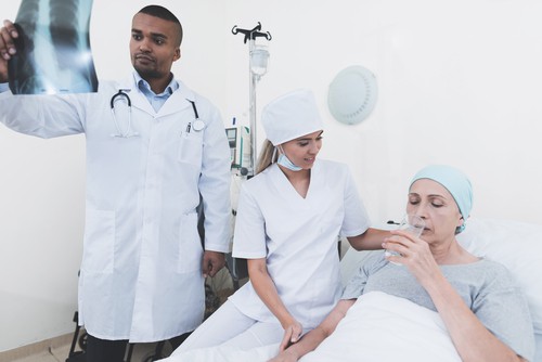 कोरोना के दौरान कैंसर मरीजों की देखभाल में रहना होगा अधिक सतर्क, हो सकता है खतरा