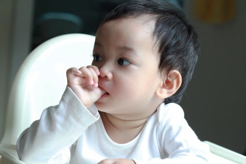 पैसिफायर या अंगूठा चूसना बच्चे के लिए क्या दोनों गलत है?