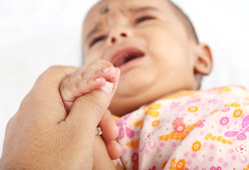 अगर बच्चे का रात में रोना बन गया है आपका सिरदर्द, तो पढ़ें ये आर्टिकल