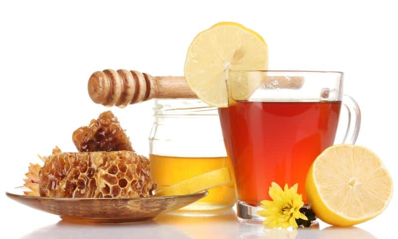 गर्म पानी के साथ शहद और नींबू लेने से बढ़ती है इम्युनिटी, जानें इसके फायदे