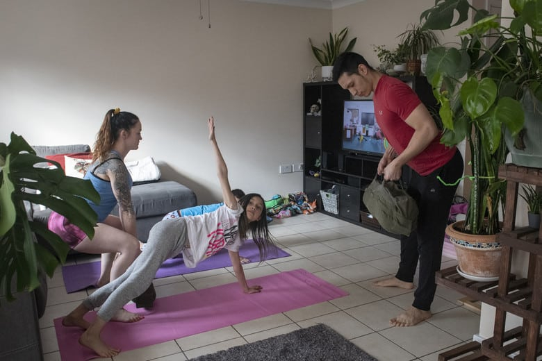 टीवी देखते हुए भी कर सकते हैं बेस्ट एक्सरसाइज, जानिए कौन-कौन सी वर्कआउट है बेस्ट