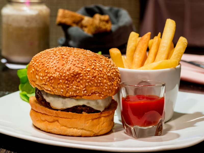 हर वक्त खाते रहने की आदत हो सकती हैं बिंज ईटिंग डिसऑर्डर की समस्या, जानें यहां...