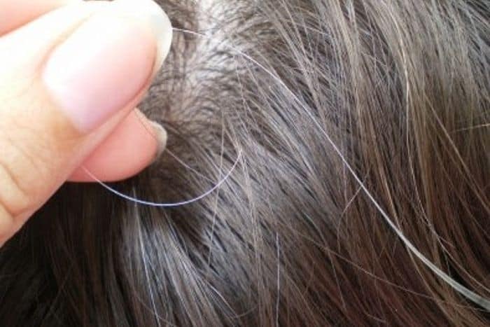 क्या आप भी कर रहें हैं, सफेद बाल होने पर ये गलती ?