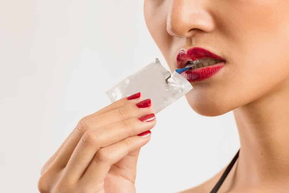 कंडोम के साथ ओरल सेक्स करना कितना सुरक्षित है, जानिए इस आर्टिकल में