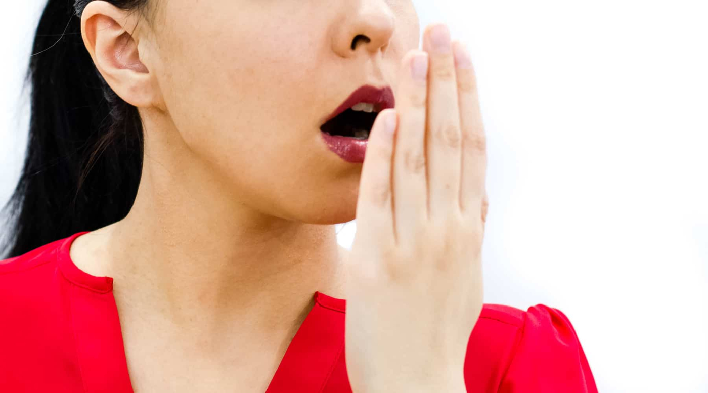 मुंह की बदबू का आयुर्वेदिक इलाज क्या है? आयुर्वेद के अनुसार क्या करें और क्या न करें?