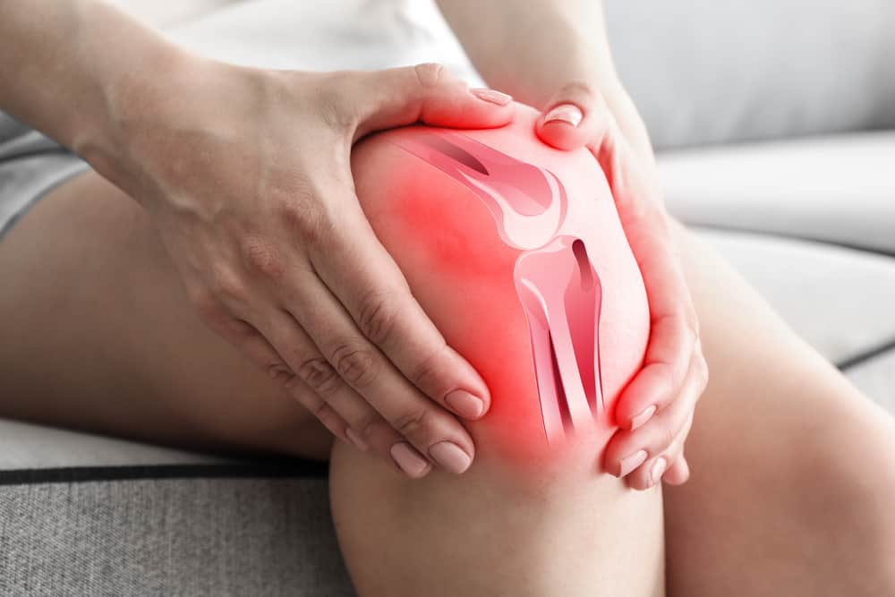 घुटनों में सूजन (Swollen Knee) क्या है? जानें इसके कारण, लक्षण और उपाय