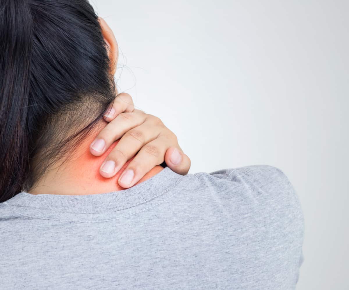 गर्दन में दर्द का आयुर्वेदिक इलाज क्या है? नेक पेन होने पर क्या करें और क्या नहीं?