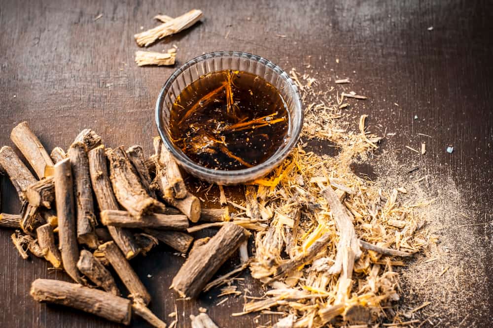मुलेठी के फायदे एवं नुकसान: Health Benefits of Licorice