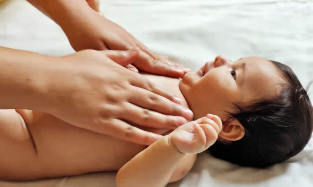 नवजात शिशु की मालिश के लाभ,जानें क्या है मालिश करने का सही तरीका