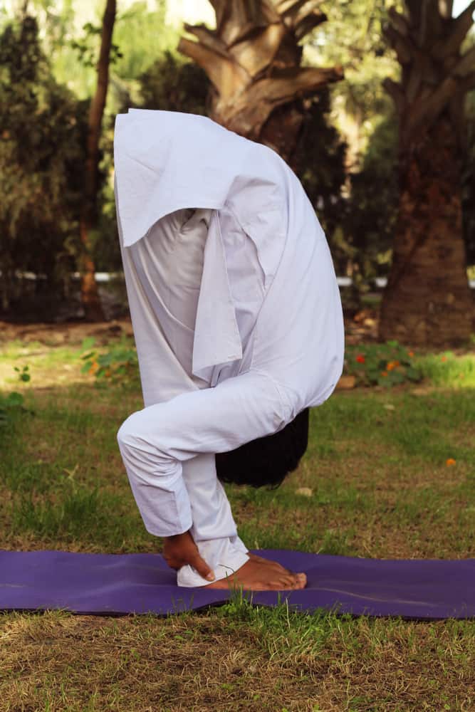 पादहस्तासन : पांव से लेकर हाथों तक का है योगासन, जानें इसके लाभ और चेतावनी