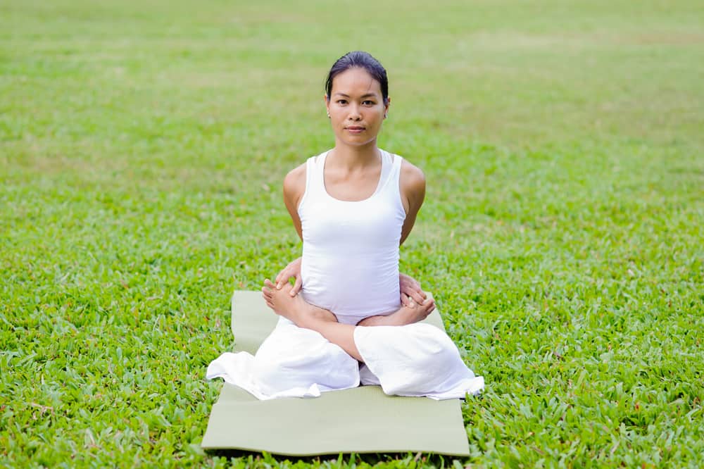 बद्ध पद्मासन: जानिए इस योगासन को करने का सही तरीका, फायदा और सावधानियां