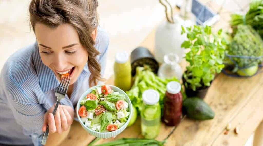 कैसे स्वस्थ भोजन की आदत कोरोना से लड़ने में मददगार हो सकती है? जानें एक्सपर्ट्स से