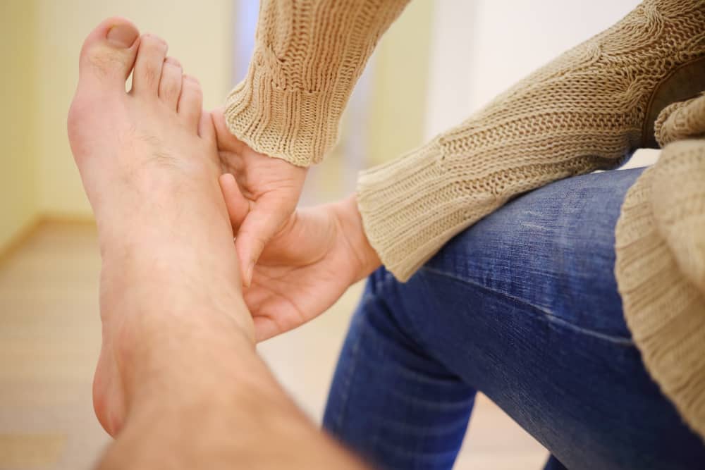 पैरों में सूजन से राहत पाने के लिए अपनाएं ये असरदार घरेलू उपाय