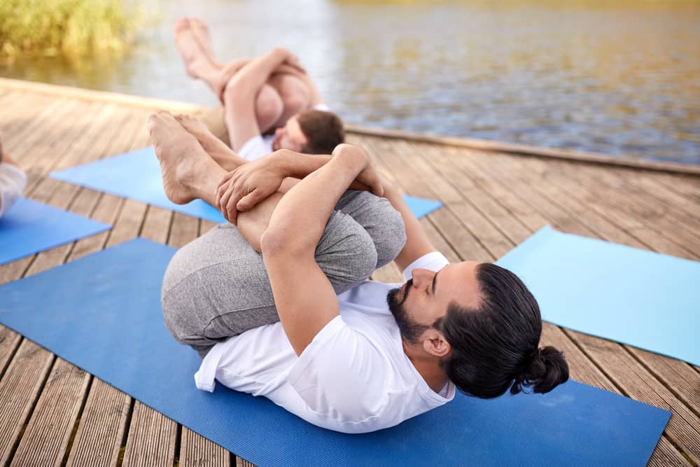 पेट की परेशानियों को दूर करता है पवनमुक्तासन, जानिए इसे करने का तरीका और फायदे