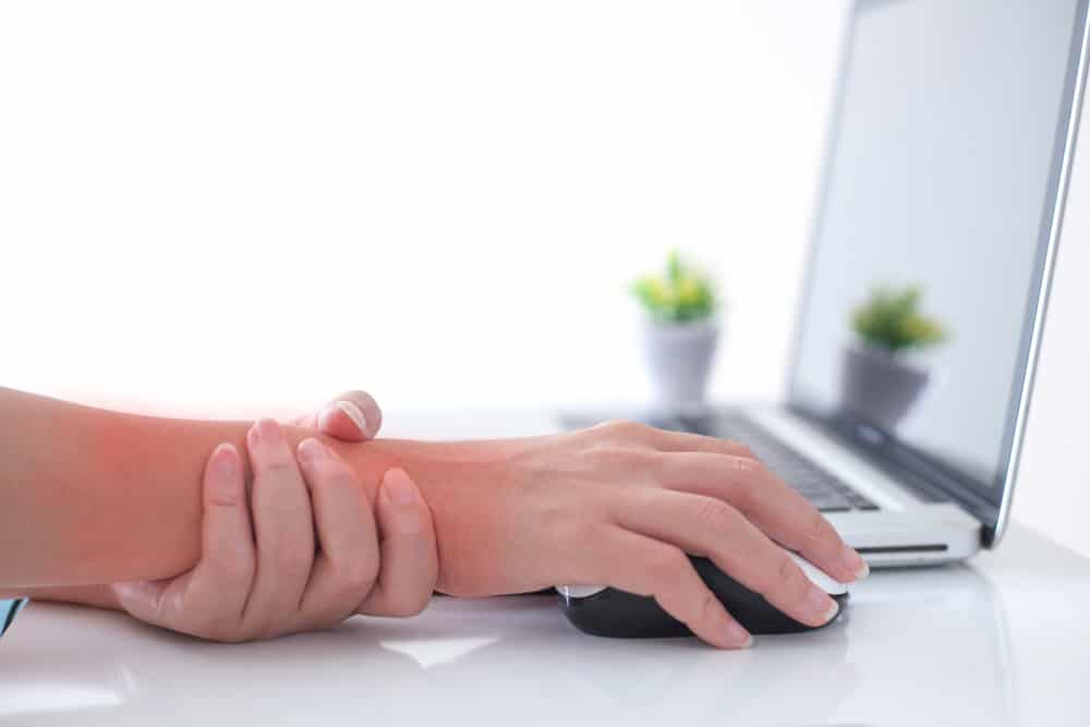 कलाई में दर्द की तकलीफ कहीं किसी गंभीर बीमारी को न्योता ना दे दे!