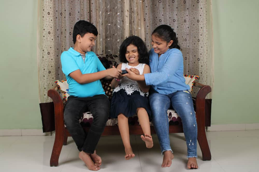 लिंब्स डेवलपमेंट पर टेक्नोलॉजी इंपैक्ट : बच्चों पर पड़ सकता है भारी!