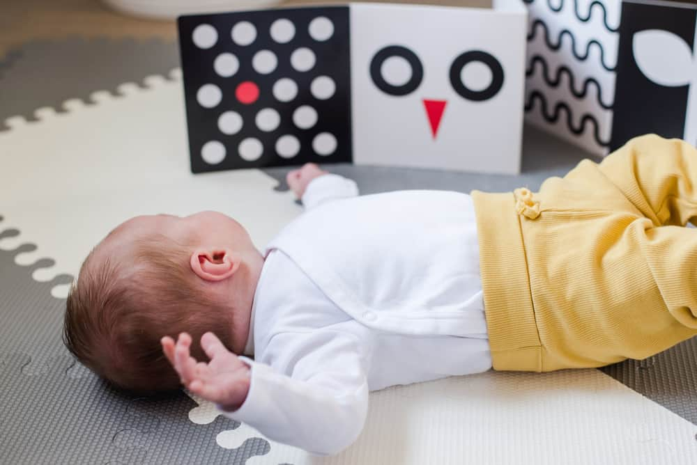 क्या शिशु भी हमारी तरह ही देख सकते हैं अपनी आसपास की चीजें?