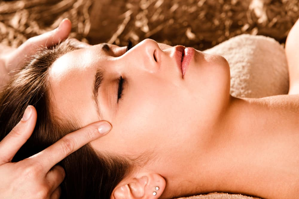 मर्म पॉइंट्स थेरिपी: बॉडी में स्थित 107 पॉइंट्स को स्टिम्यूलेट करके किया जाता है उपचार