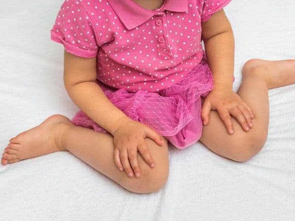 डब्ल्यू-सिटिंग : कुछ ऐसे छुड़ाएं बच्चे की इस पोजीशन में बैठने की आदत को!