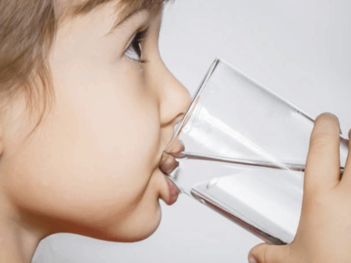 बच्चों को आप कितना पिलाते हैं पानी? अगर है कंफ्यूजन तो पढ़ें यहां