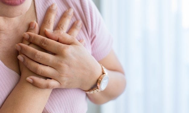 छाती के दर्द को भूल कर भी न करें नजरअंदाज, क्योंकि यह हो सकता है विडोमेकर हार्ट अटैक का संकेत