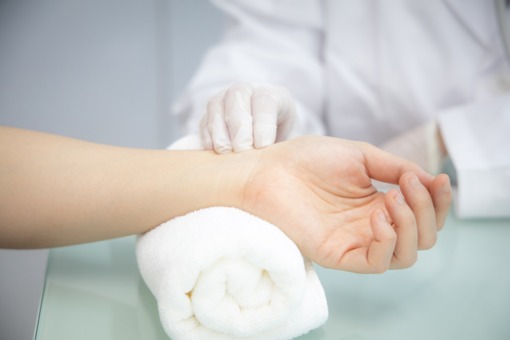 हार्ट से जुड़ी बीमारियों में राहत दिला सकते हैं ये 5 एक्यूप्रेशर पॉइंट्स, इस जगह होते हैं स्थित