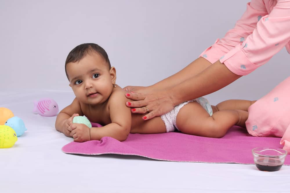 शिशु के लिए मसाज ऑयल लेने से पहले 6 बातों का रखें ध्यान!
