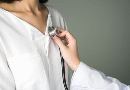 हार्ट में हो पेन, तो ये होम रेमिडीज आपको पहुंचा सकती हैं राहत!