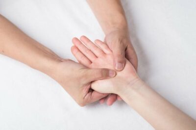 हाथों में एक्यूप्रेशर पॉइंट्स कौन से हैं और क्या हैं इनके फायदे?