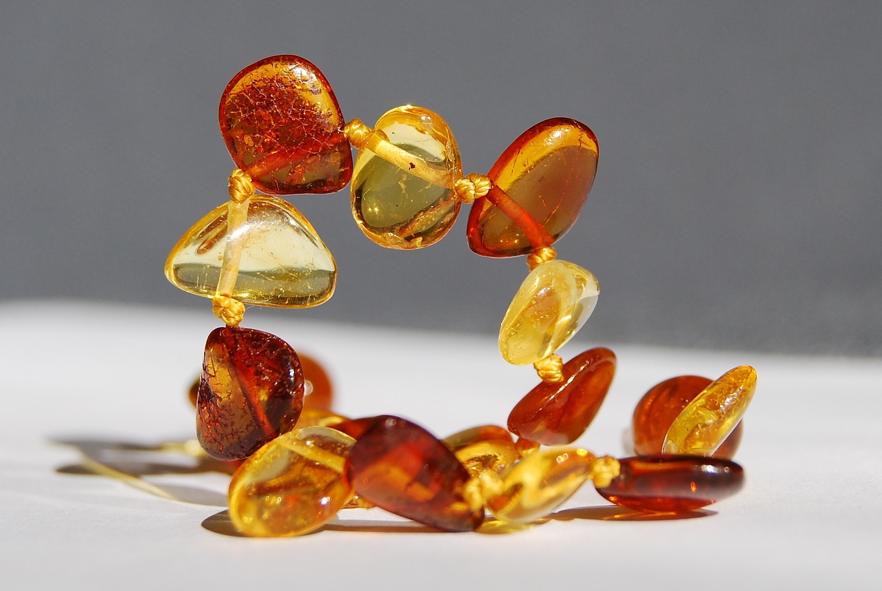 Amber Teething Necklaces: बच्चों के लिए एम्बर टीथिंग नेकलेस क्या सुरक्षित होते हैं?
