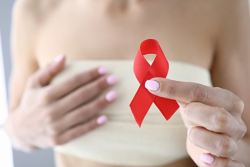 स्टेज 4 ब्रेस्ट कैंसर (Stage 4 Breast Cancer): कारण, लक्षण, इलाज और बचाव