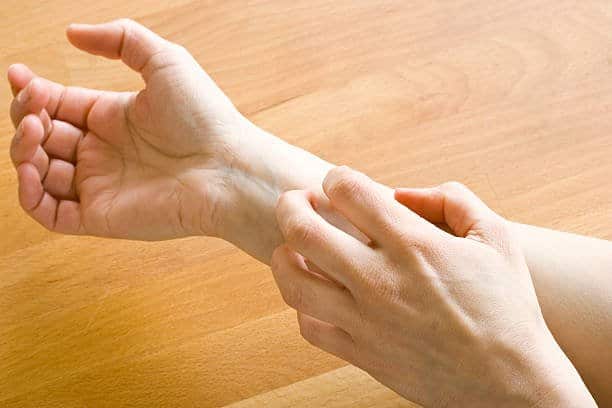 Itchy Bumps Filled With Clear Liquid: दाने वाली खुजली में सफेद तरल पदार्थ की समस्या क्या है?