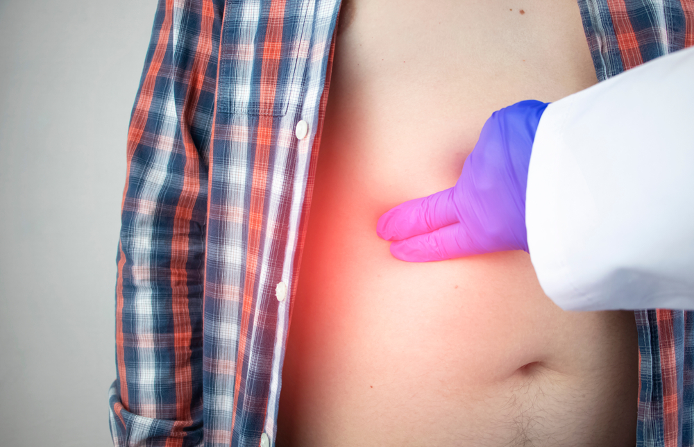 पसलियों के नीचे दर्द को ना करें इग्नोर, ये गंभीर कारण हो सकते हैं जिम्मेदार!