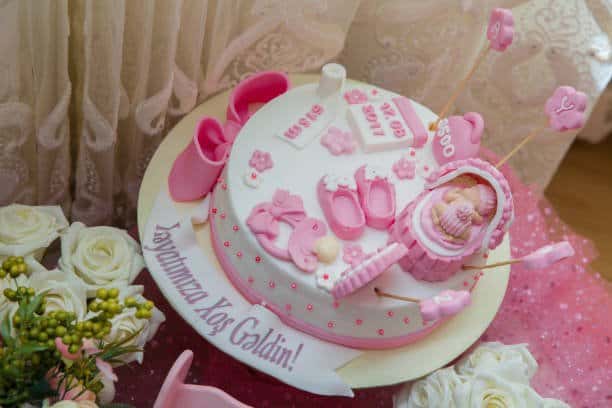 Baby Shower Cake: बेबी शॉवर केक के लिए 7 आइडिया, 4 बेहतरीन मेसेज और कुछ जरूरी बातें!