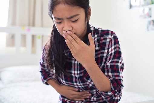 पेट दर्द और जी मिचलाना (Stomach Pain and Nausea): जानिए इसके 9 सामान्य एवं 4 गंभीर कारणों को!