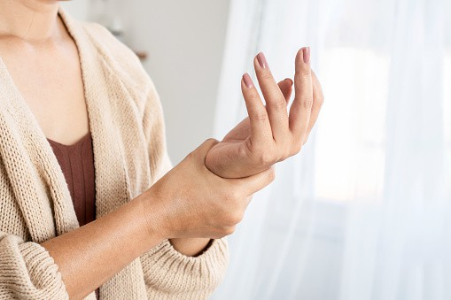 Left Arm Numbness: लेफ्ट आर्म में नंबनेस यानी सुन्नता हो सकता है हार्ट अटैक का सिम्प्टम, ऐसे में यह जानकारी है जरूरी!