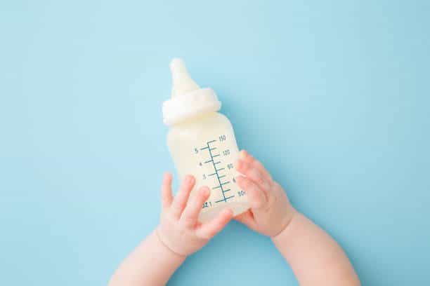 शिशु को बॉटल-फीडिंग (Bottle-feeding) की शुरुआत कब करनी चाहिए?