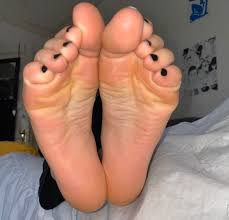 Yellow feet: जानिए पैरों का रंग किन कारणों से पड़ सकता है पीला!