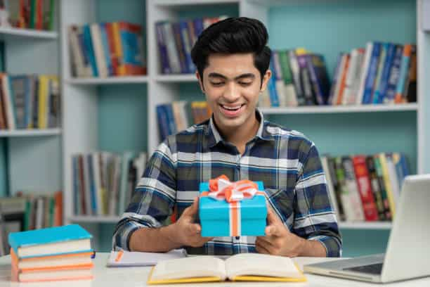 बड़े भाई के लिए गिफ्ट (Gifts for Big Brothers): जानिए 5 बेस्ट गिफ्टिंग आइडियाज!