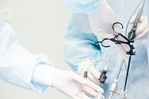 Laparoscopic surgery for colorectal cancer: जानिए कोलोरेक्टल कैंसर के लिए लैप्रोस्कोपिक सर्जरी से जुड़ी महत्वपूर्ण जानकारी!