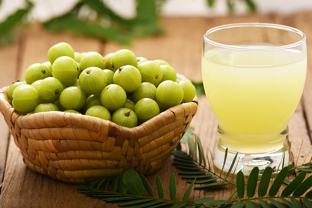 आंवला जूस पीने के फायदे जान लेंगे तो आज से शुरू कर देंगे पीना!